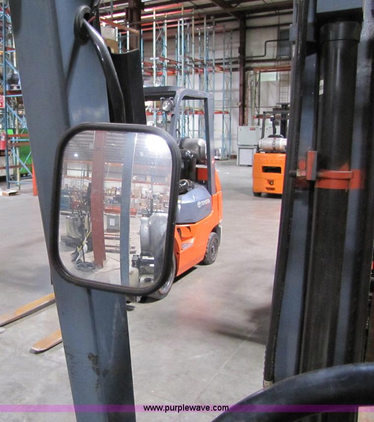 image for item 5090 2001 Nissan 50 forklift