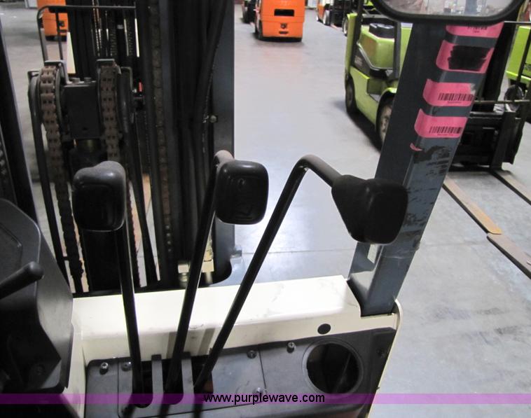 image for item 5090 2001 Nissan 50 forklift