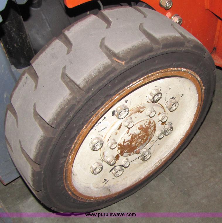 image for item 5090 2001 Nissan 50 forklift