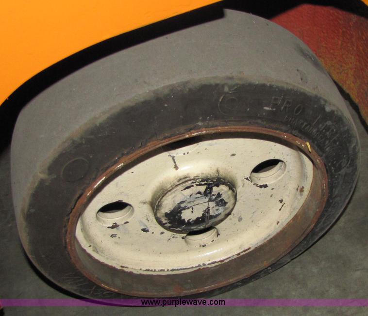 image for item 5090 2001 Nissan 50 forklift