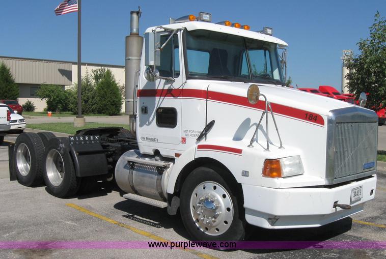 image for item 5120 1994 White Gmc Aero WCA semi truck