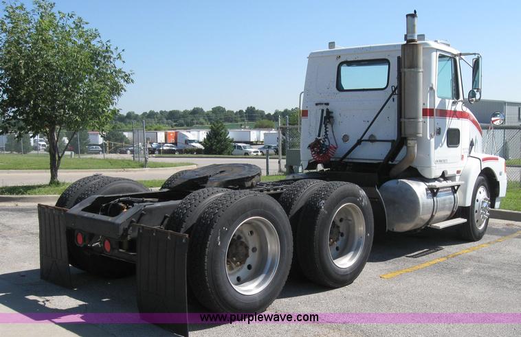image for item 5120 1994 White Gmc Aero WCA semi truck