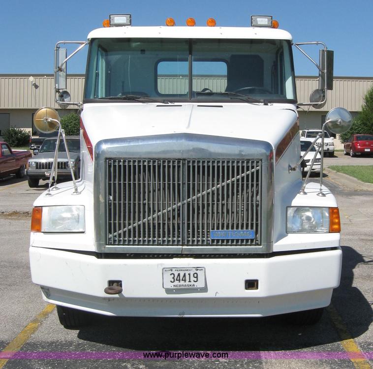 image for item 5120 1994 White Gmc Aero WCA semi truck
