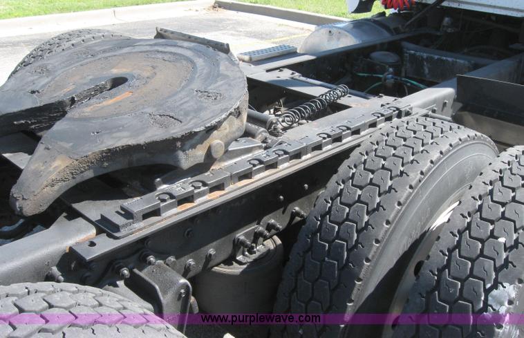 image for item 5120 1994 White Gmc Aero WCA semi truck