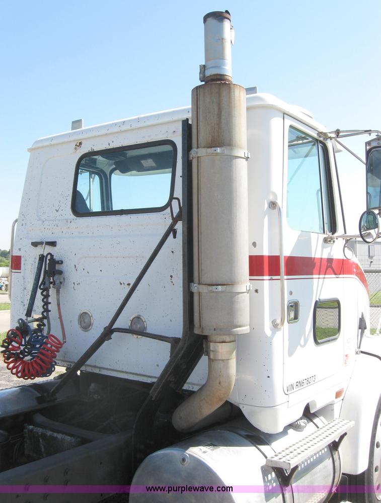 image for item 5120 1994 White Gmc Aero WCA semi truck