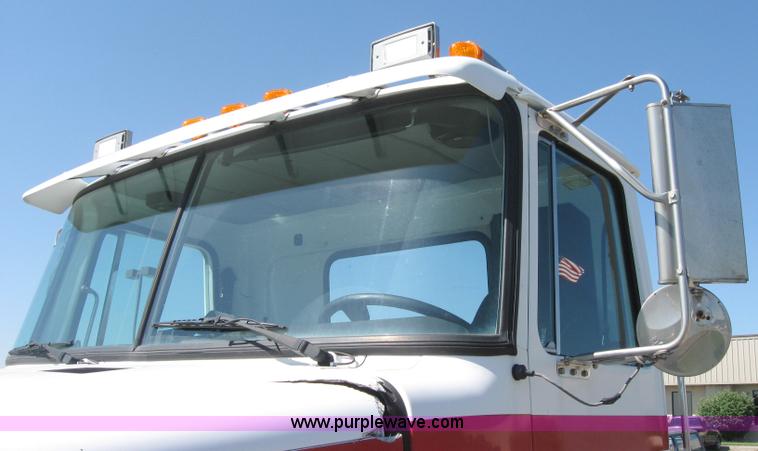 image for item 5120 1994 White Gmc Aero WCA semi truck