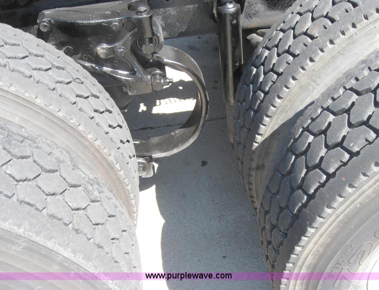 image for item 5121 2004 Kenworth T2000 semi truck