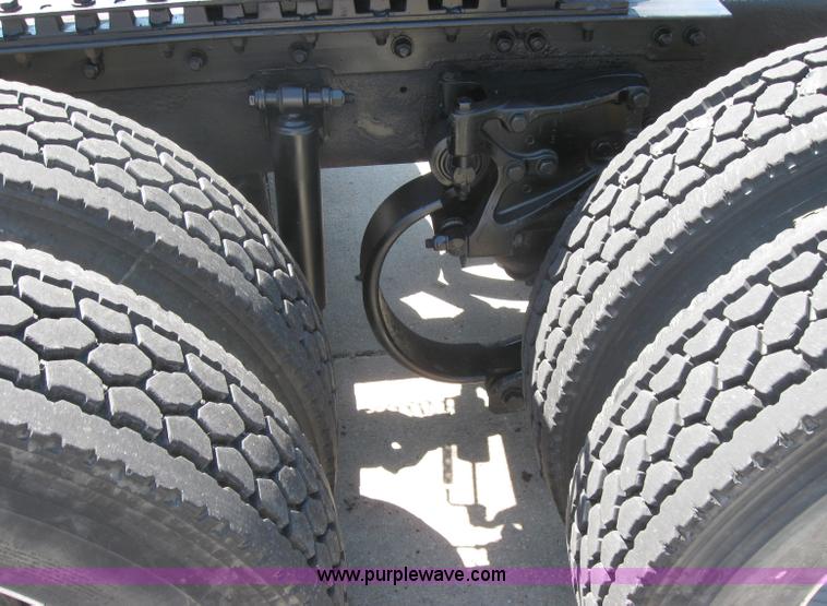 image for item 5121 2004 Kenworth T2000 semi truck