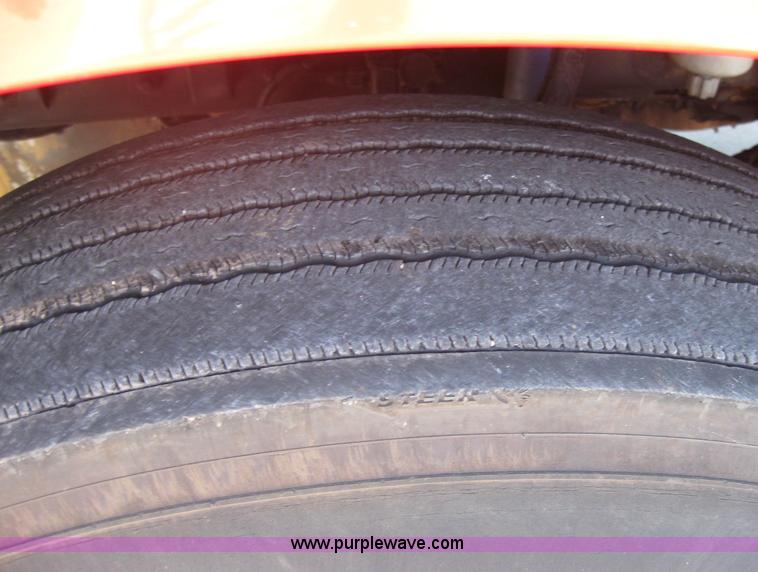 image for item 5121 2004 Kenworth T2000 semi truck