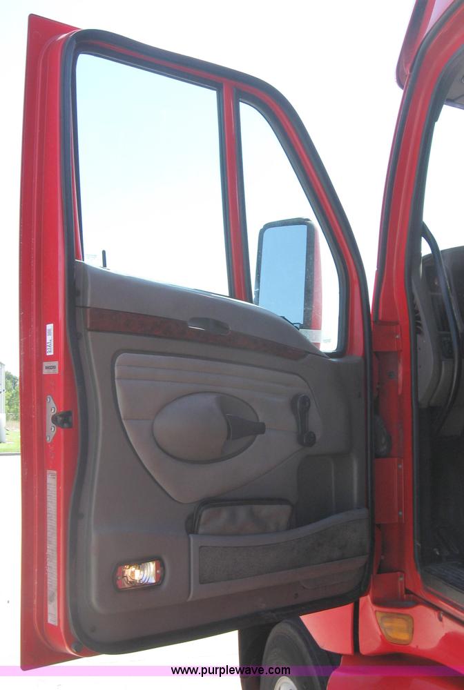 image for item 5121 2004 Kenworth T2000 semi truck