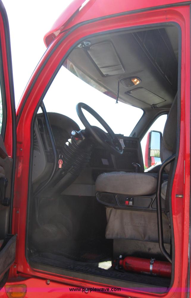 image for item 5121 2004 Kenworth T2000 semi truck