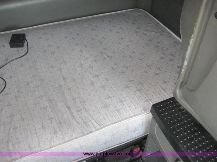 image for item 5121 2004 Kenworth T2000 semi truck