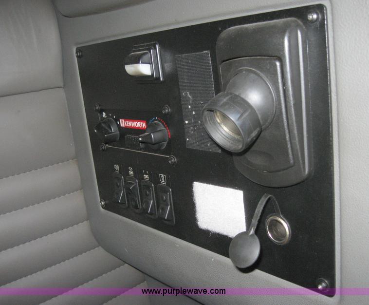 image for item 5121 2004 Kenworth T2000 semi truck