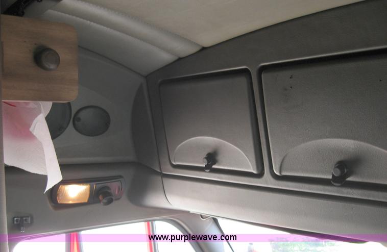 image for item 5121 2004 Kenworth T2000 semi truck