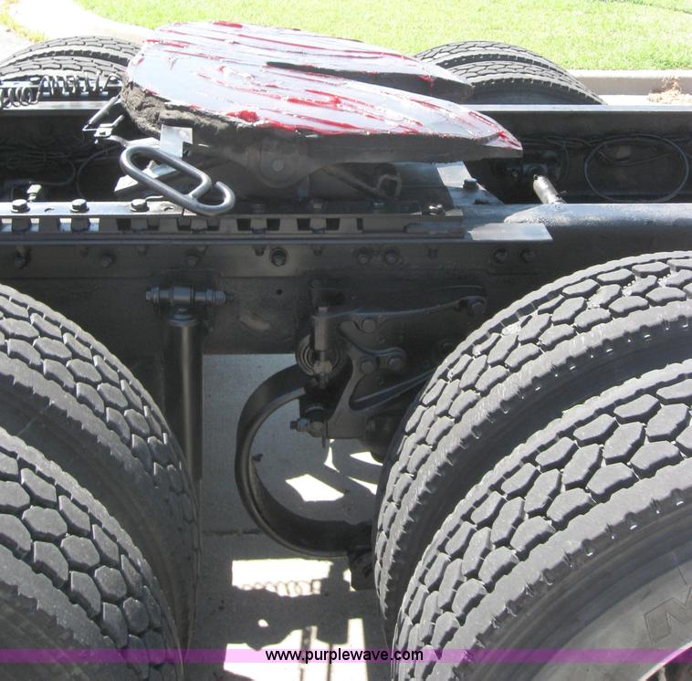 image for item 5121 2004 Kenworth T2000 semi truck