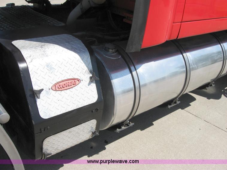 image for item 5121 2004 Kenworth T2000 semi truck