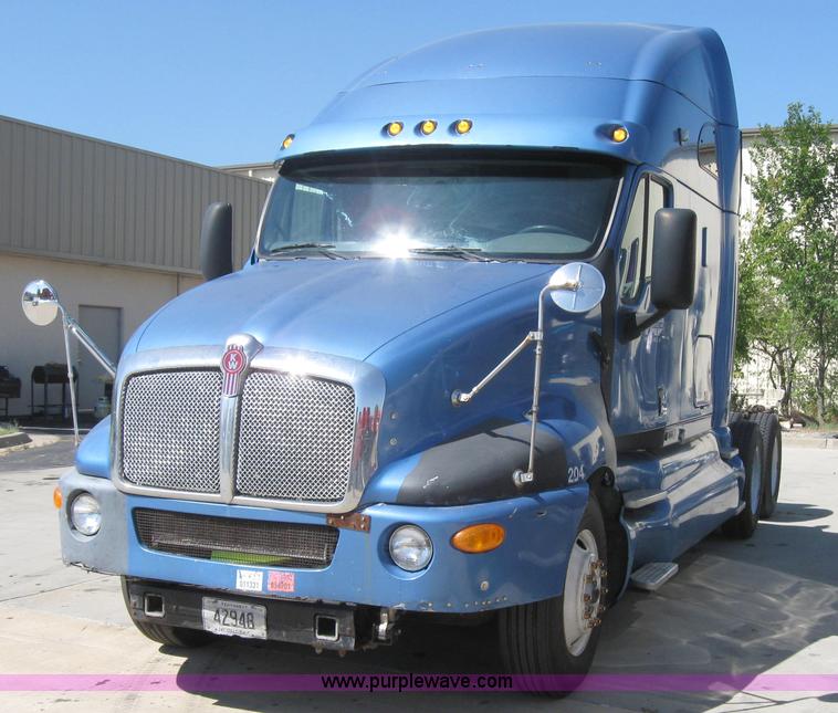 image for item 5122 2001 Kenworth T2000 semi truck