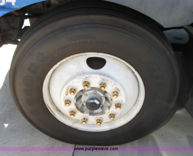 image for item 5122 2001 Kenworth T2000 semi truck