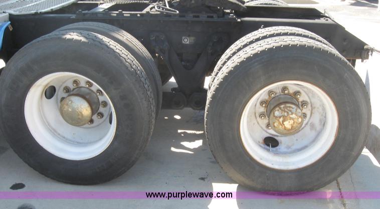 image for item 5122 2001 Kenworth T2000 semi truck