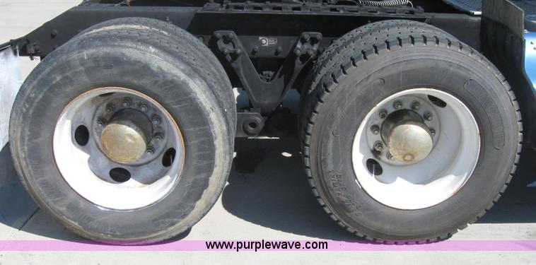 image for item 5122 2001 Kenworth T2000 semi truck