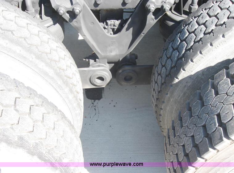 image for item 5122 2001 Kenworth T2000 semi truck