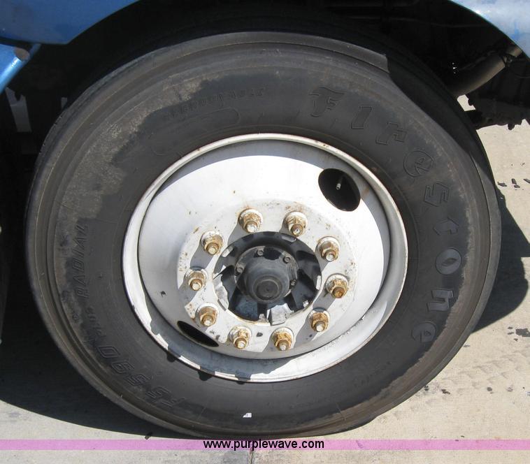 image for item 5122 2001 Kenworth T2000 semi truck