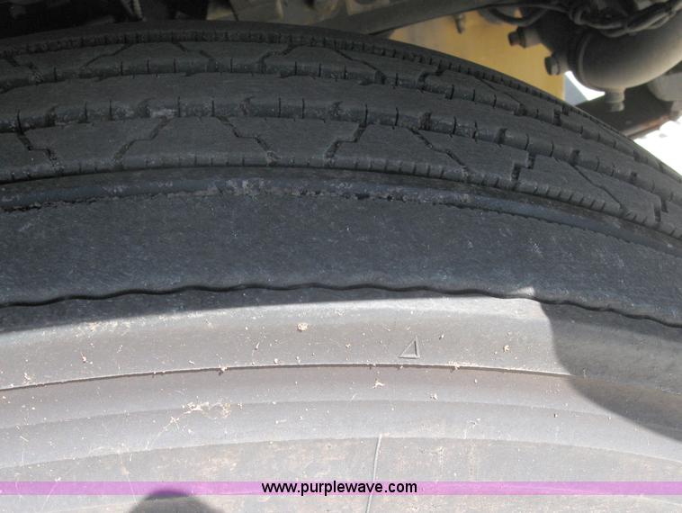 image for item 5122 2001 Kenworth T2000 semi truck