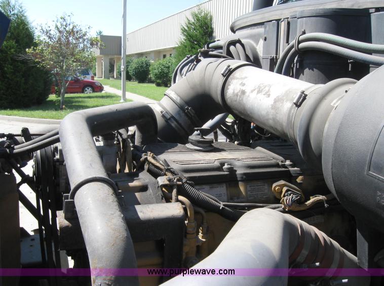 image for item 5122 2001 Kenworth T2000 semi truck