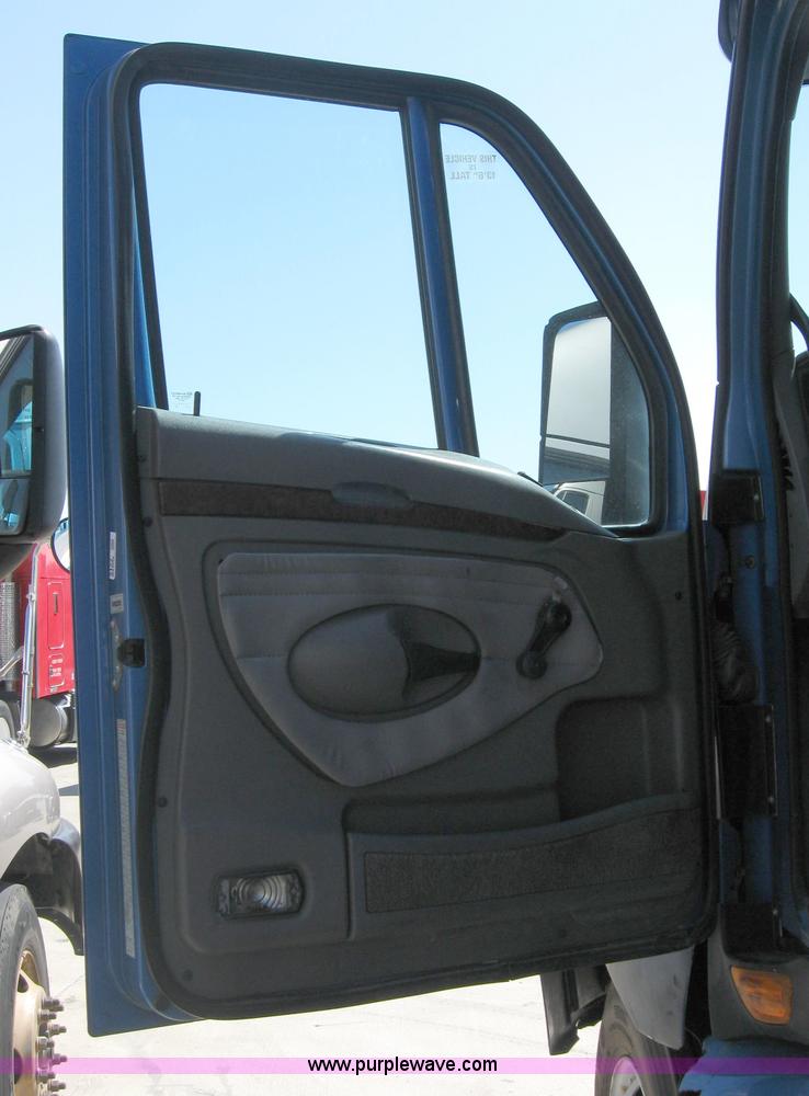 image for item 5122 2001 Kenworth T2000 semi truck