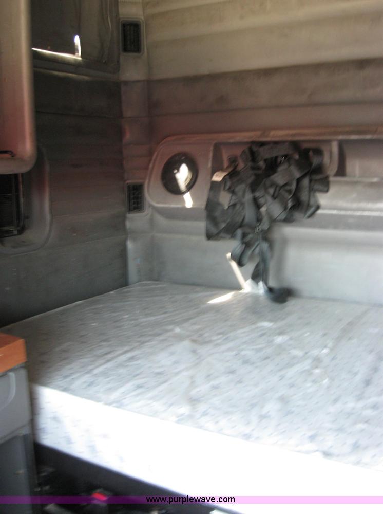 image for item 5122 2001 Kenworth T2000 semi truck