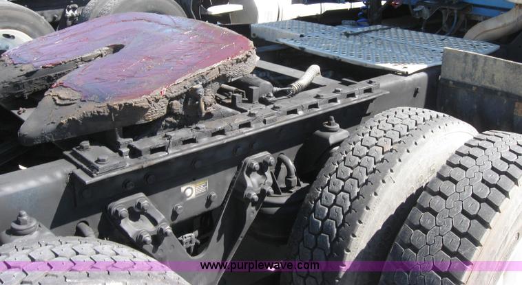 image for item 5122 2001 Kenworth T2000 semi truck