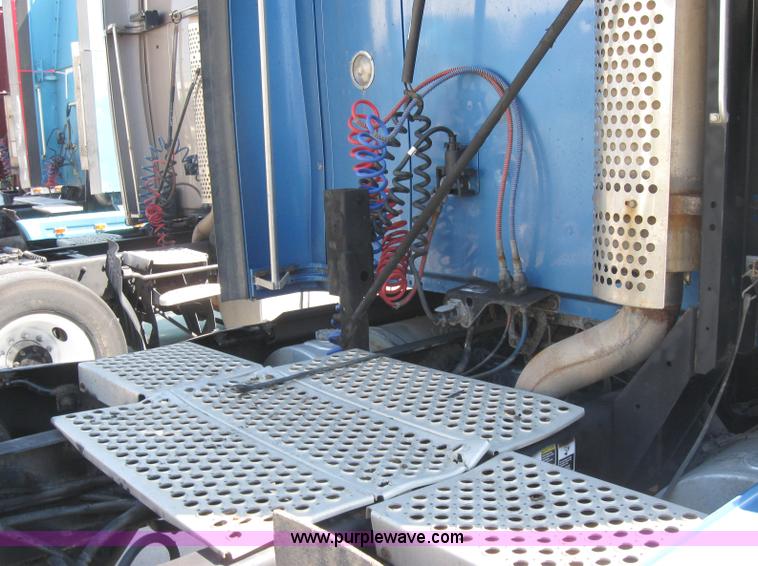 image for item 5122 2001 Kenworth T2000 semi truck