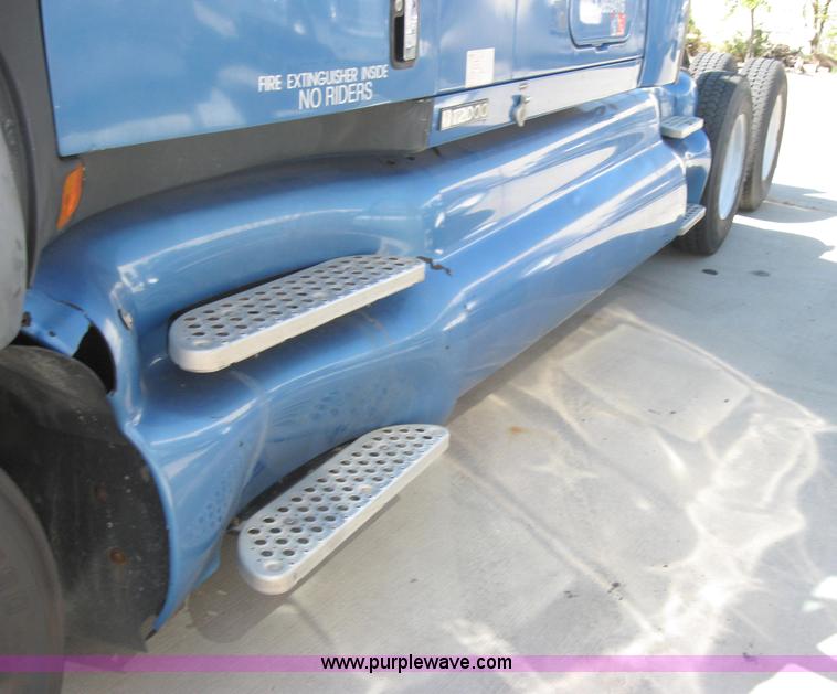 image for item 5122 2001 Kenworth T2000 semi truck