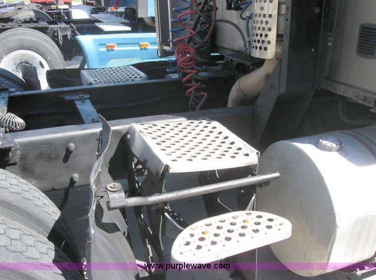 image for item 5123 1998 Kenworth T2000 semi truck