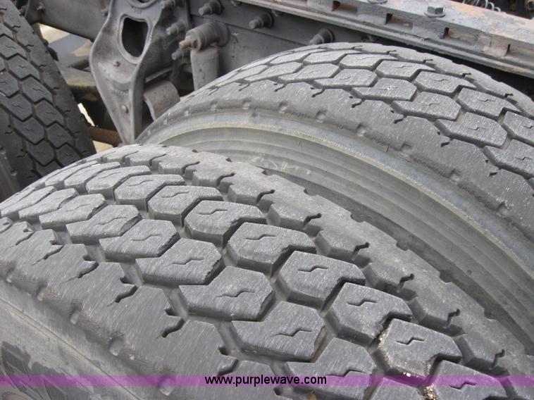 image for item 7144 1999 International Series 9400 semi truck