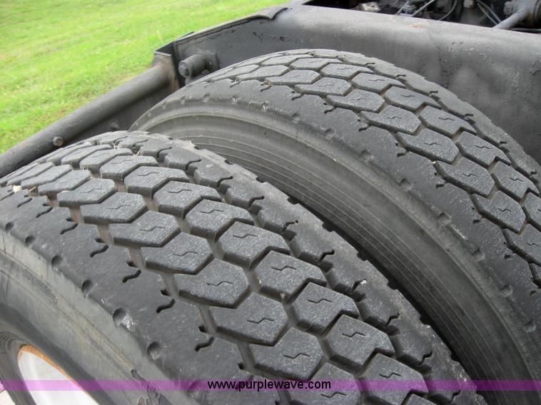 image for item 7144 1999 International Series 9400 semi truck