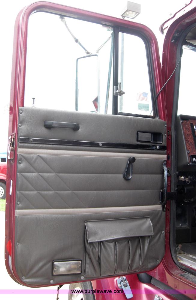 image for item 7144 1999 International Series 9400 semi truck