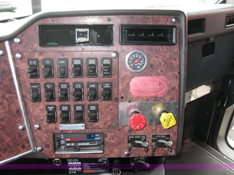 image for item 7144 1999 International Series 9400 semi truck