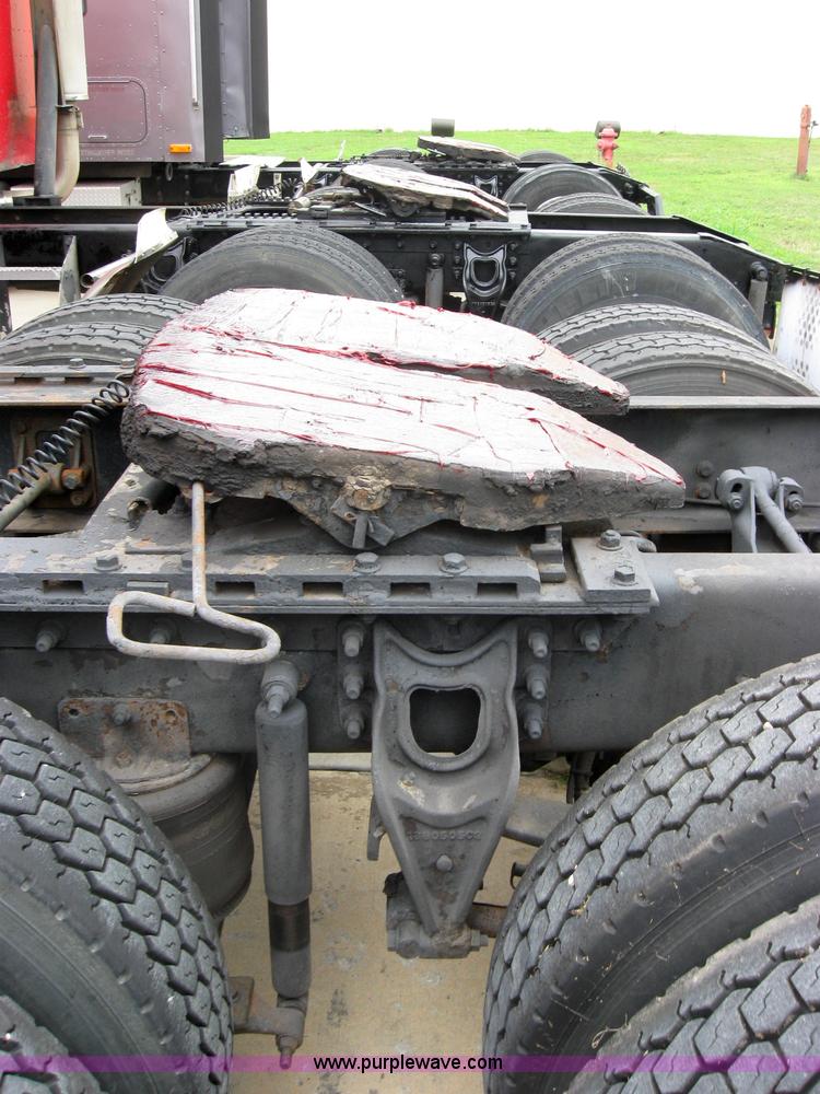 image for item 7144 1999 International Series 9400 semi truck