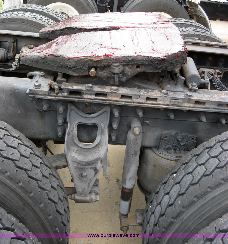 image for item 7144 1999 International Series 9400 semi truck