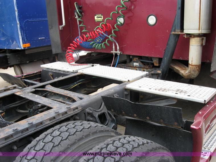 image for item 7144 1999 International Series 9400 semi truck