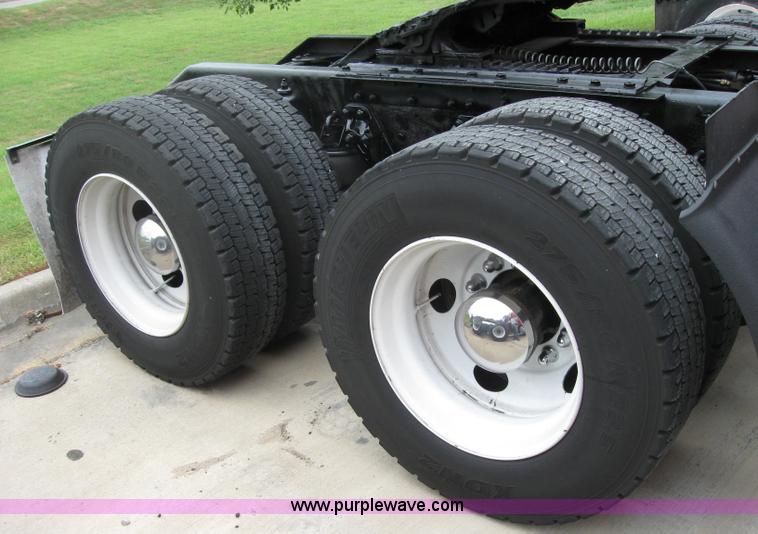 image for item 7145 2003 Kenworth T600 semi truck