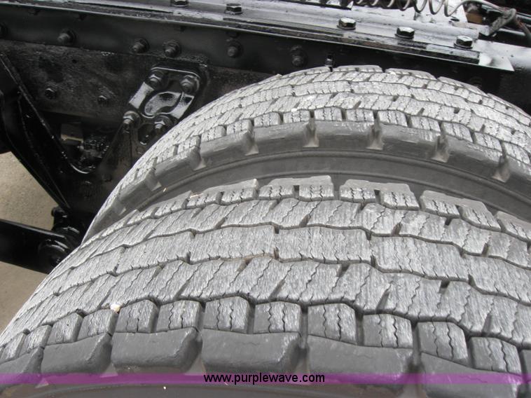 image for item 7145 2003 Kenworth T600 semi truck