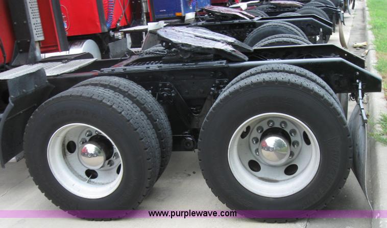 image for item 7145 2003 Kenworth T600 semi truck