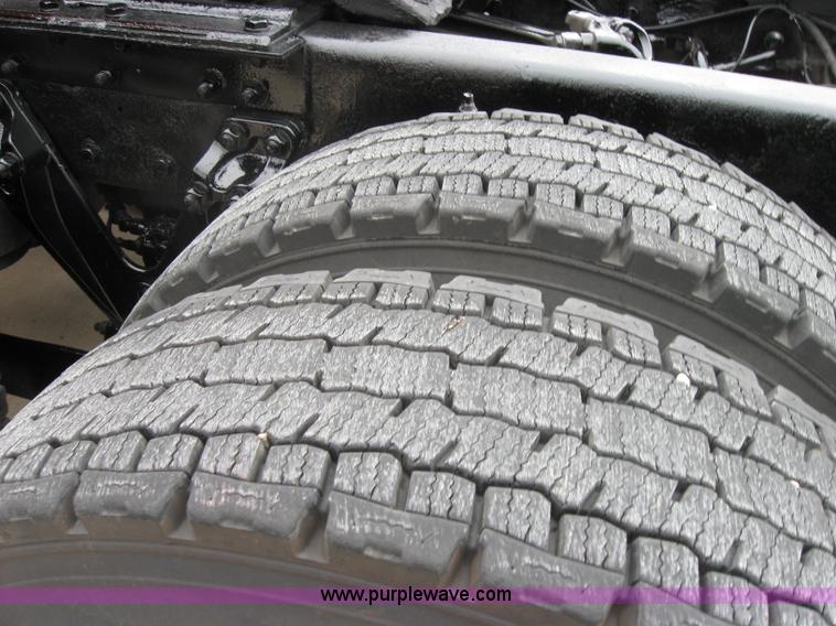 image for item 7145 2003 Kenworth T600 semi truck