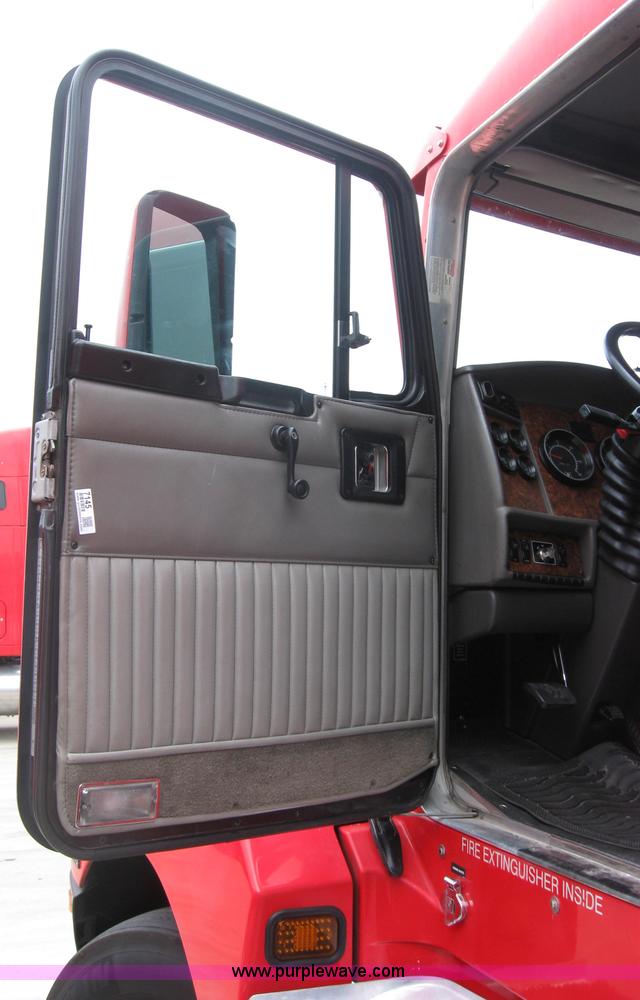image for item 7145 2003 Kenworth T600 semi truck