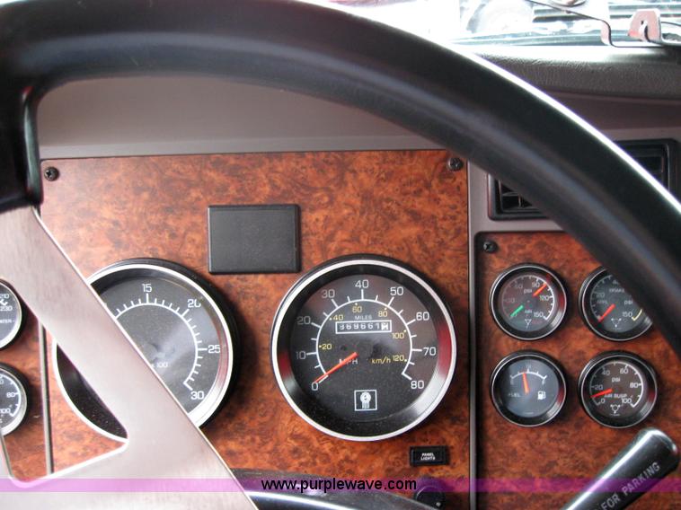 image for item 7145 2003 Kenworth T600 semi truck