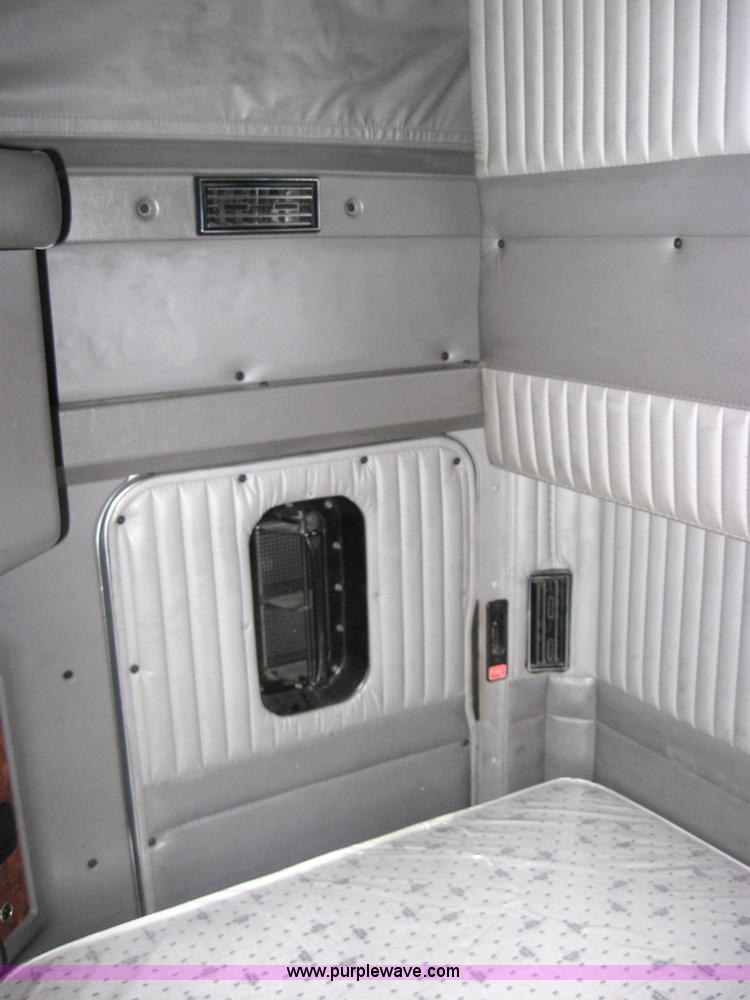 image for item 7145 2003 Kenworth T600 semi truck