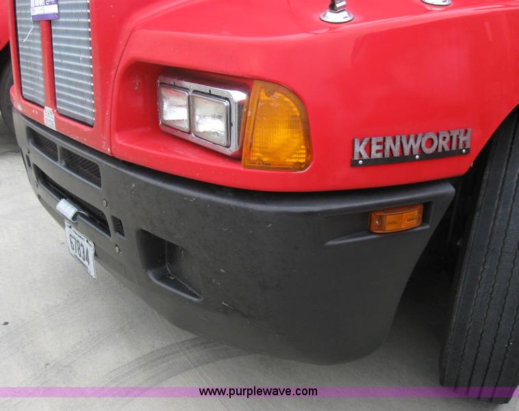 image for item 7145 2003 Kenworth T600 semi truck