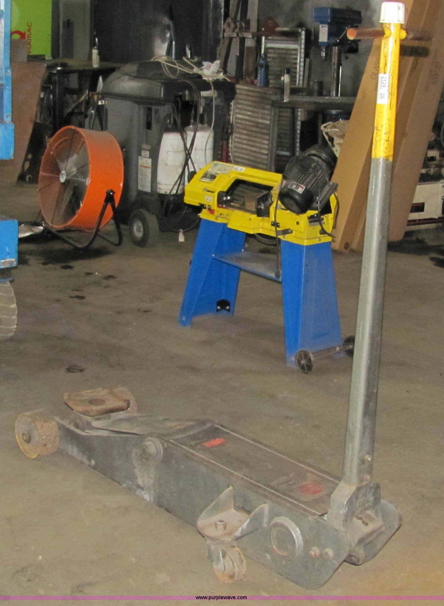 Napa 91660 floor jack in Spring Hill, KS Item 2124 sold Purple Wave